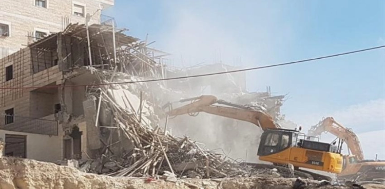The occupation threatens to demolish an apartment building and two houses north of Nablus