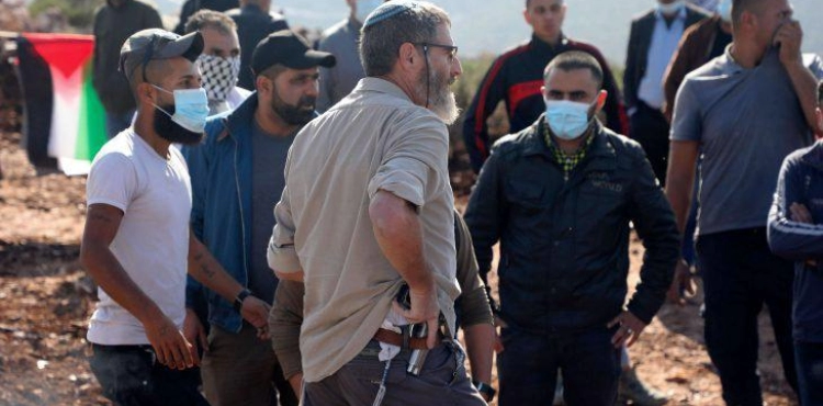 Citizens injured while confronting settlers stormed Khan al-Laban