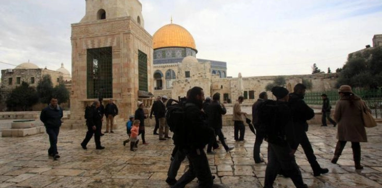 50 settlers Storm Al-Aqsa mosque