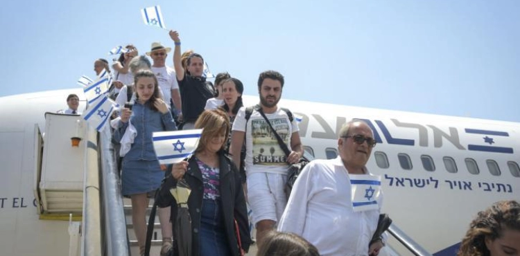 Next week, 900 Jewish immigrants arrive in Tel Aviv