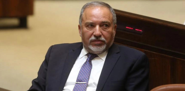 Lieberman orders construction of settlement housing building in Hebron