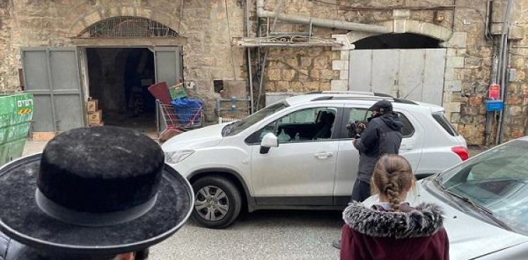 Settlers attack two photographers from Anadolu Agency and destroy their vehicle