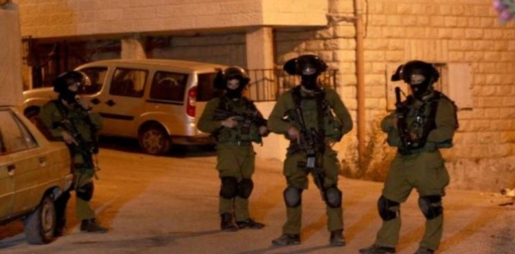 The occupation raids the homes of a martyr&acute;s family from Silwan and arrests two young relatives