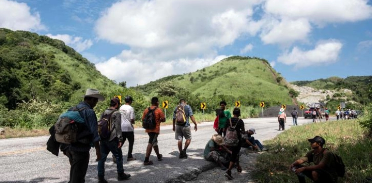 Trump threatens to shoot migrants if they throw stones at the US Army