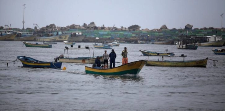 Occupation boats target fishermen&acute;s boats in Gaza