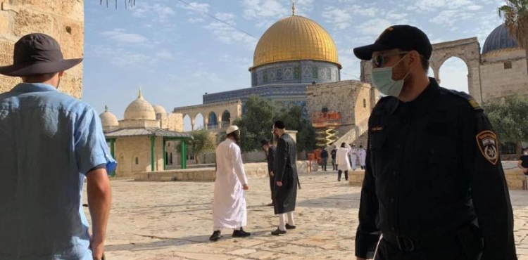Settlers storm Al-Aqsa amid tight restrictions on worshipers