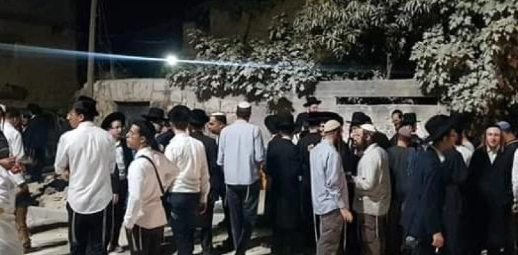 Settlers storm the Islamic shrines in Kefel Haris