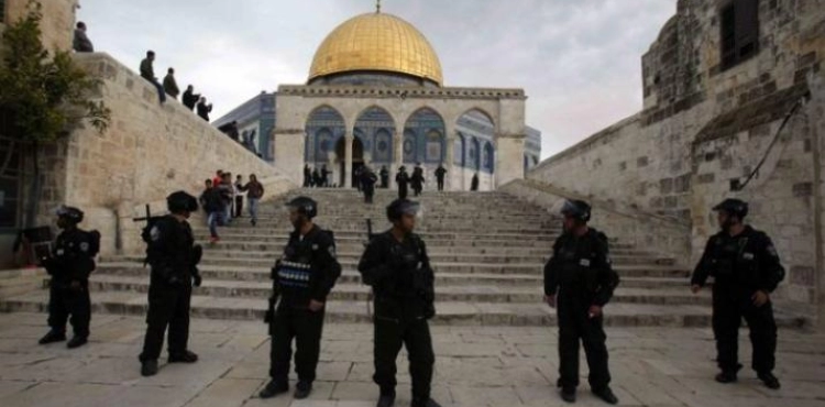 The occupation arrests an employee in Al-Aqsa