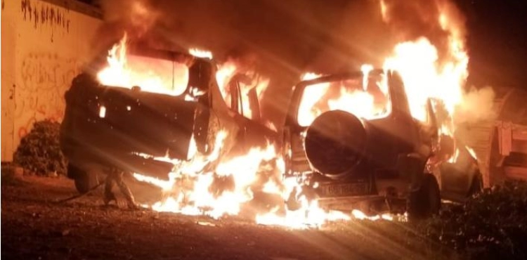 Jerusalem: Settlers burn two cars and write racist slogans in Beit Iksa