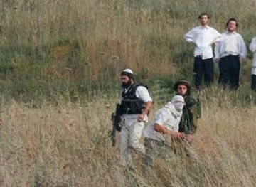 A citizen was injured in a settlers&acute; assault on him in the town of Al-Khader