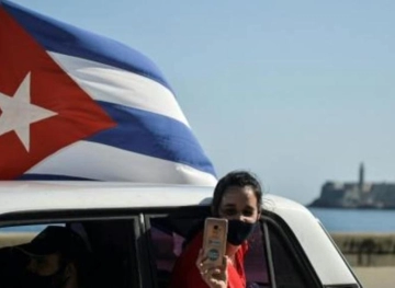 Demonstration in Cuba by cars and bicycles against the US blockade