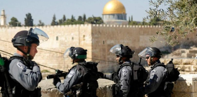 The occupation arrests 8 young men from Al-Aqsa and clashes in several Jerusalem neighborhoods