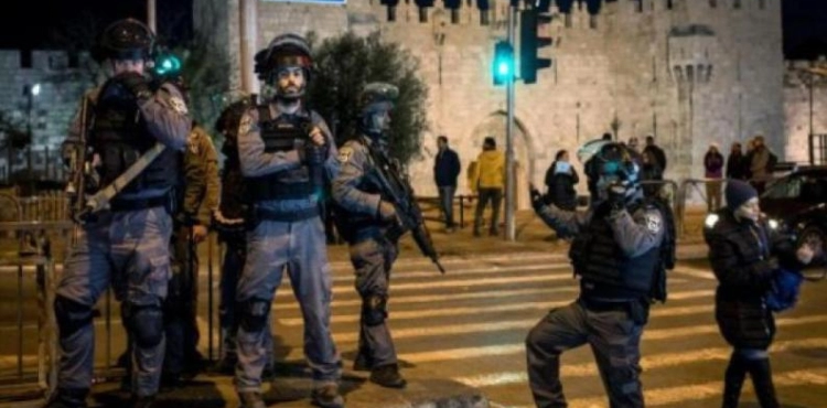 Jerusalem: The occupation suppresses worshipers near the Damascus Gate, and settlers attack pedestrians in Bab Hebron