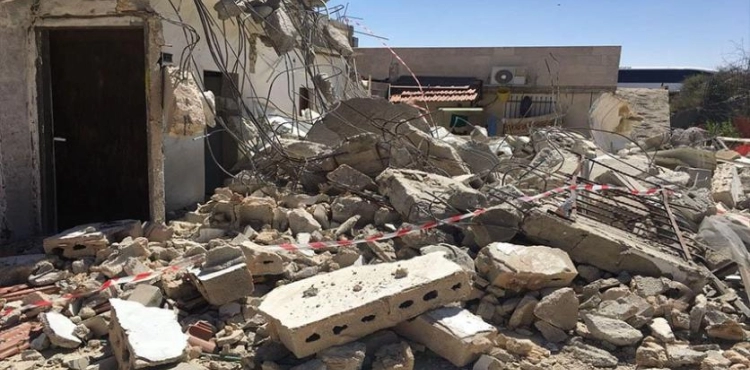 The occupation forces a Jerusalemite to demolish his house in Jabal Al Mukaber