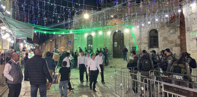 Settlers attack the homes of Al-Quds people, and others shoot at the citizens
