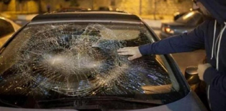 Settlers throw stones at citizens&acute; vehicles on the road connecting Nablus to Ramallah