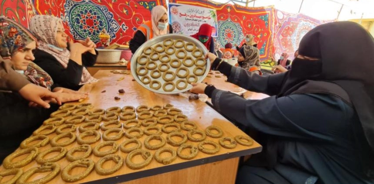 A â€‹â€‹social initiative to make &quot;Eid cakes&quot; and distribute it to poor families in Gaza
