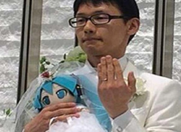 Japanese marries a virtual singer and officially weddings