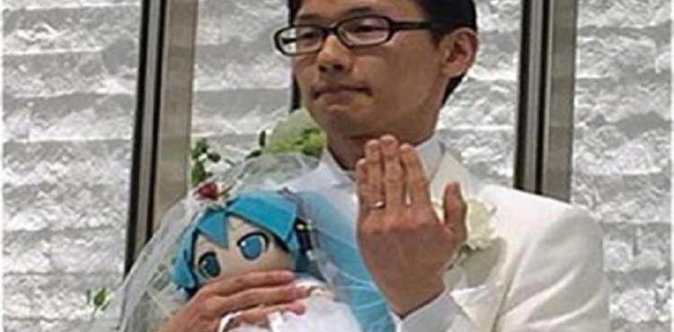 Japanese marries a virtual singer and officially weddings