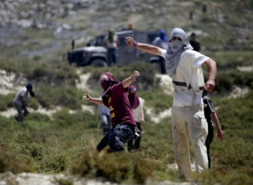 Settlers attack children in Hebron