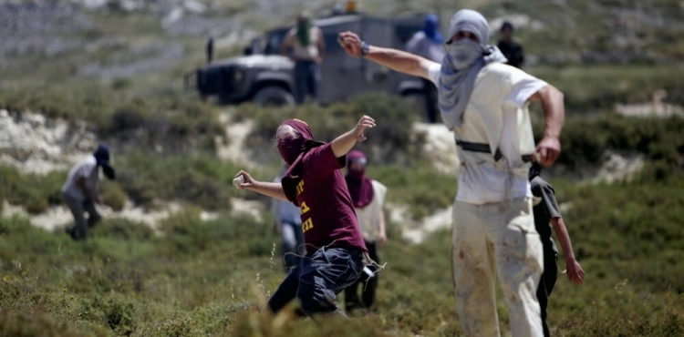 Settlers attack children in Hebron