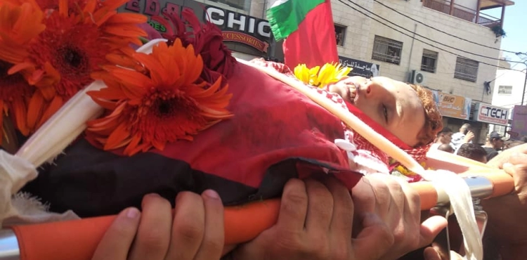 Thousands of citizens mourn the body of the martyr Abu Roumi