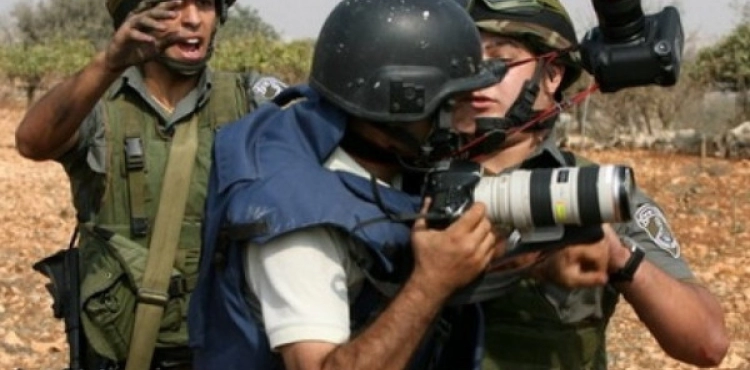 The Ministry of Information condemns the occupationâ€™s detention of 7 journalists south of Hebron