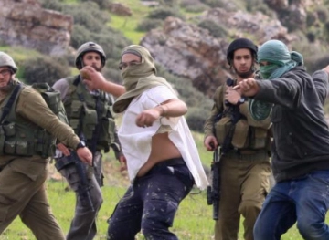 A civilian was injured in a settler attack in Tel Rumeida, in the center of Hebron