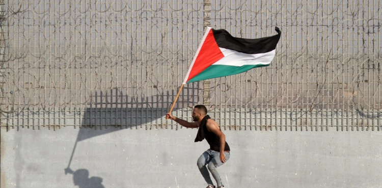 The occupation injure a fisherman and a young man on the Gaza border