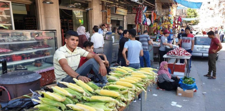 The salary crisis increases the burdens of the economic situation in Gaza