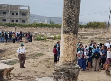 Settlers storm an archaeological area in Wadi Al-Fara&acute;