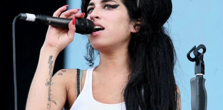 Amy Winehouse&acute;s fans honour her memory in London 10 years after her death