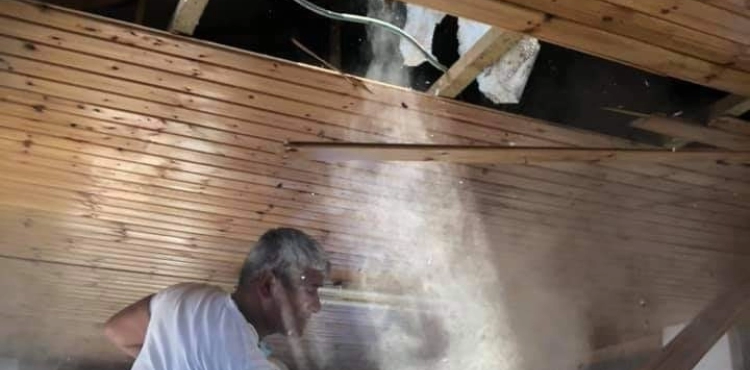 Israeli occupation forces force Palestinian from Jerusalem to self-demolish his house
