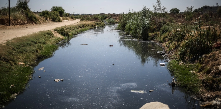 Warnings of environmental catastrophe in Gaza due to the discontinuation of sewage pumps