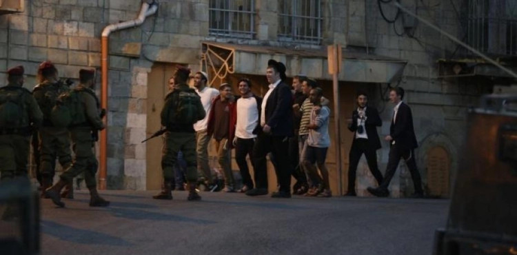 Three injuries, Settlers attack Abdul Latif family in Sheikh Jarrah