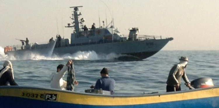 Gaza: Occupation boats attack the fishermen&acute;s boats