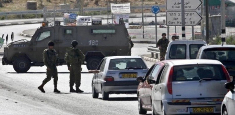 Thirteen civilians, including a girl, were arrested at Qalandia checkpoint, north of Jerusalem