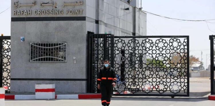 Gaza Interior: Egypt decides to close the Rafah crossing tomorrow