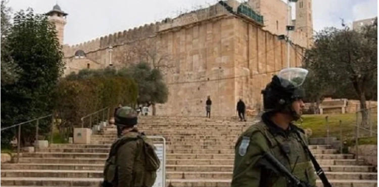 Endowments: The occupation prevented the call to prayer 46 times in the Ibrahimi Mosque last month