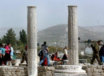 Settlers storm the archaeological site in Sebastia