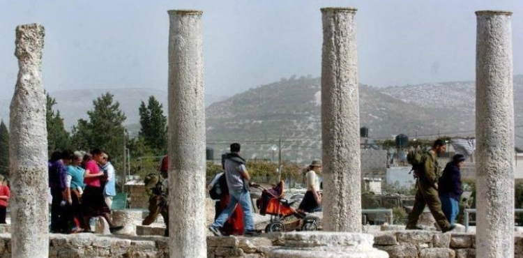 Settlers storm the archaeological site in Sebastia