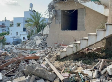 The occupation authorities force a Jerusalemite to self-demolish his house