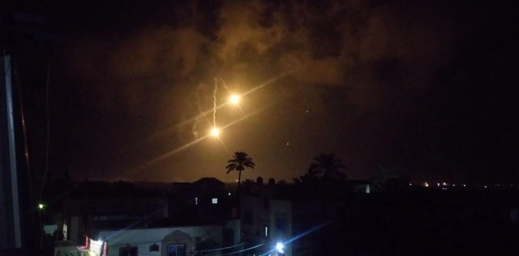 3 Israeli soldiers injured and a resistance martyr killed on gaza border