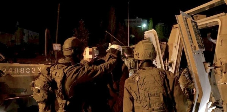 The occupation arrests two young men from Bab Hatta in occupied Jerusalem