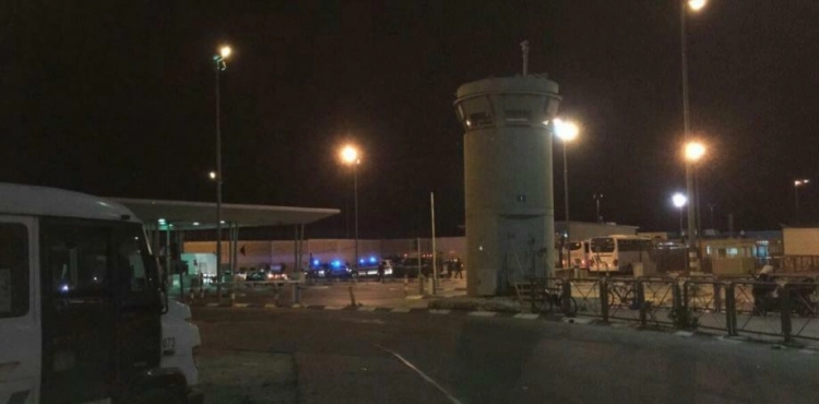 Occupation arrests 10 young men at Qalandia Checkpoint