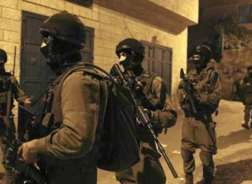 Occupation soldiers arrest two young men from Jerusalem after attacking one of them