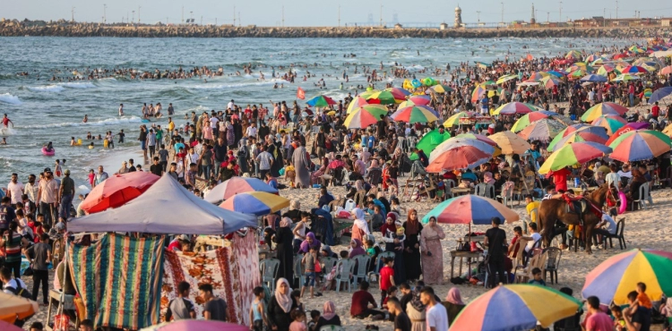 Palestinians spend their Friday vacation on the Gaza beach today