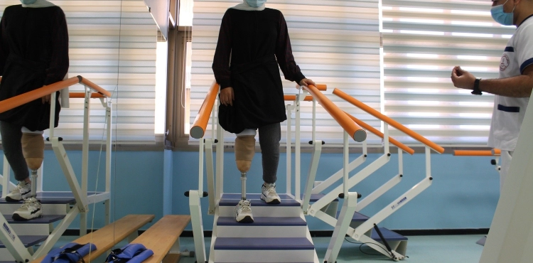 His knee in Hamad Hospital, Gaza,: Tuqa : I derive my strength from my new prosthesis