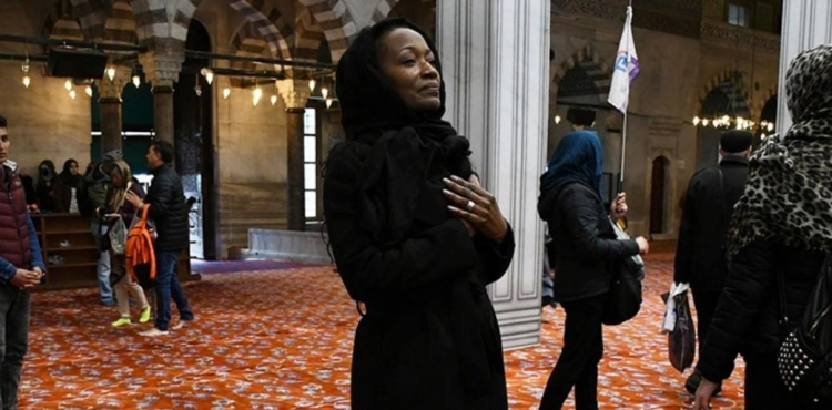 Photos: An American artist converts to Islam and wears hijab