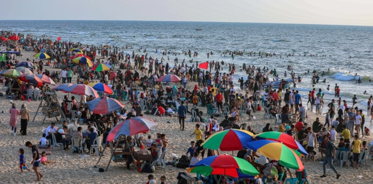 Palestinians spend their Friday vacation on the Gaza beach today